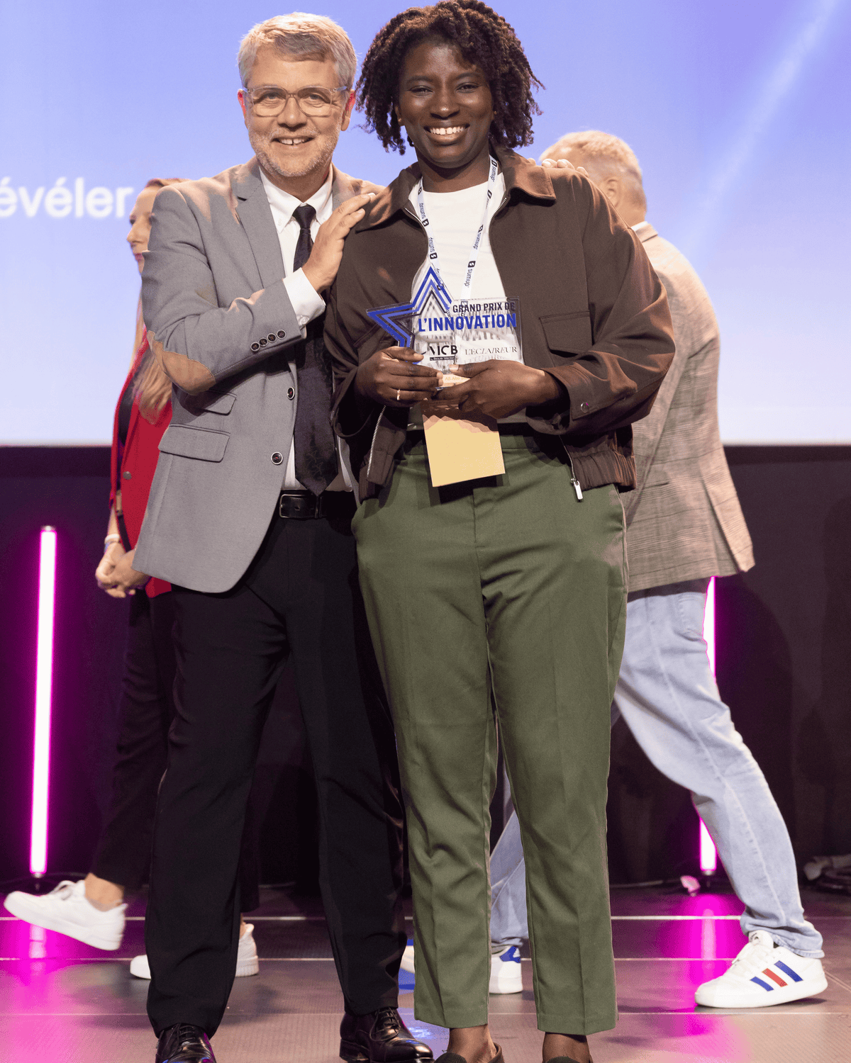 Fatou, fondatrice d'Afro Sisters, avec le trophée du Grand Prix de l'Innovation